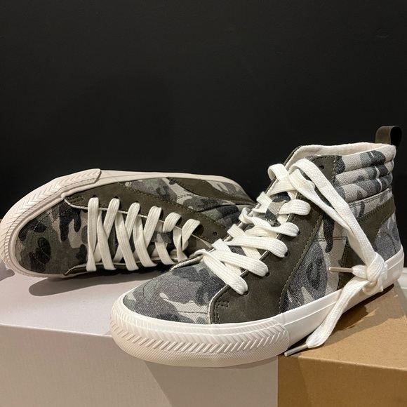 New in box Maurice’s Woman’s Sneakers. Size 8 - Picture 3 of 7